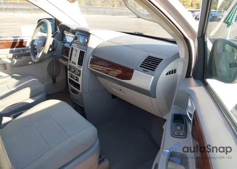 2010 Chrysler Town & Country Touring из США, поврежденный, VIN 2A4RR5D18AR373639